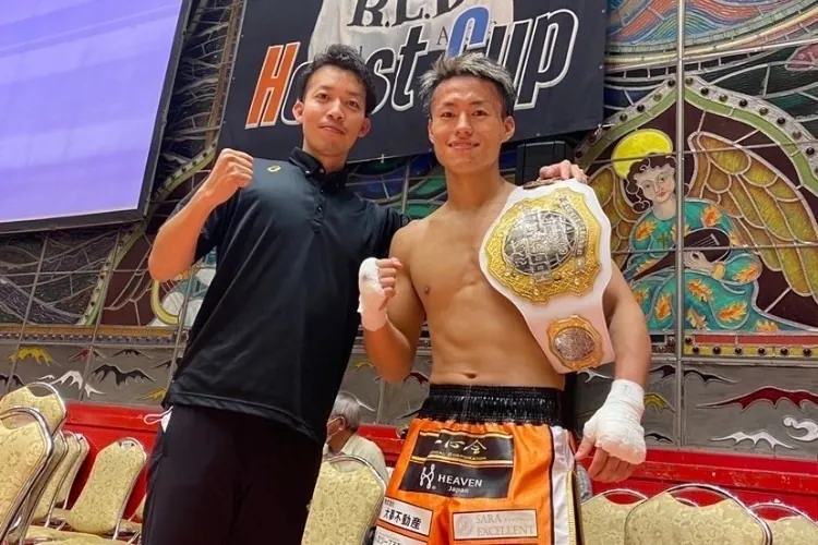 溝端院長とボクシング選手（チャンピオンベルト）
